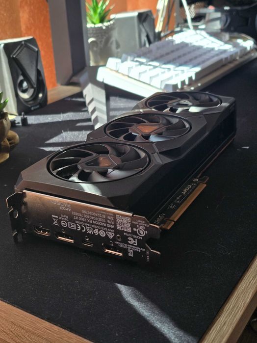 Продавам видео карта RX 7900 XT PowerColor