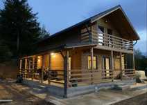 Construim cabane și case tip A 
Câteva din avantajele caselor din lemn