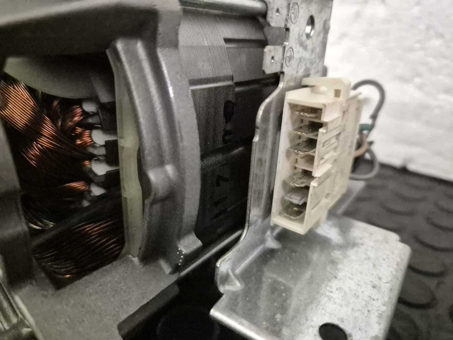 Motor 3 prinderi masina de spalat Whirlpool Indesit , 6 pini /R27