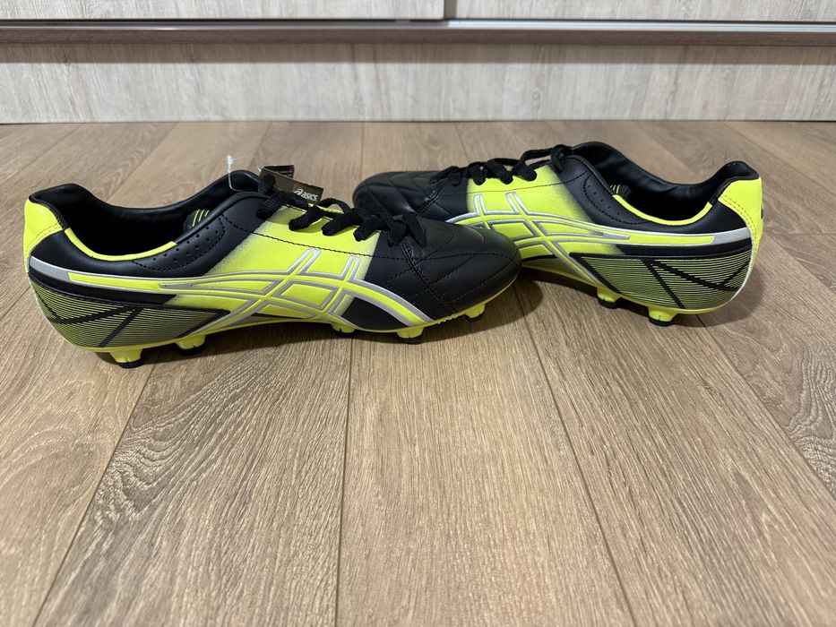 Футболни калеври Asics