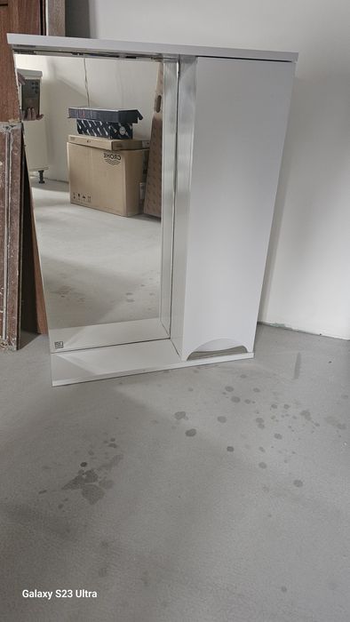 Тумба с раковиной и зеркало с полками