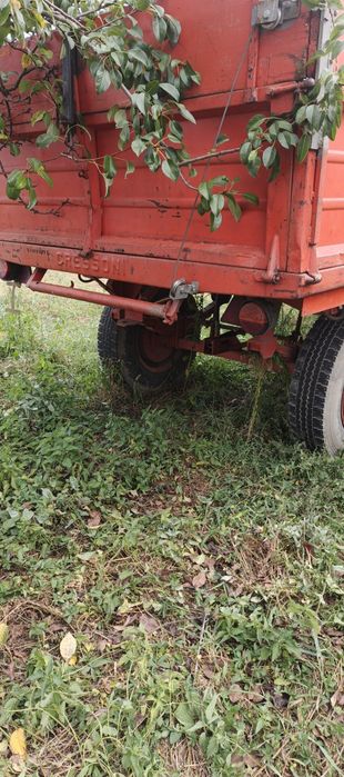 Remorca agricola basculabila