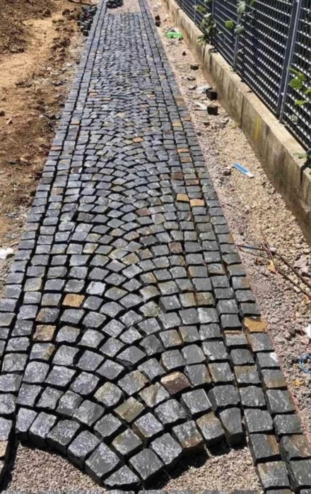 Vând piatră cubică de pavaj istoric și montez