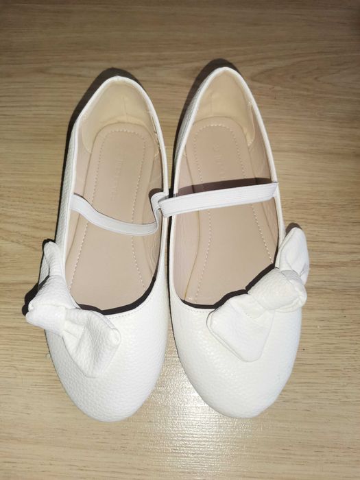 Бели пантофки 32 н reserved