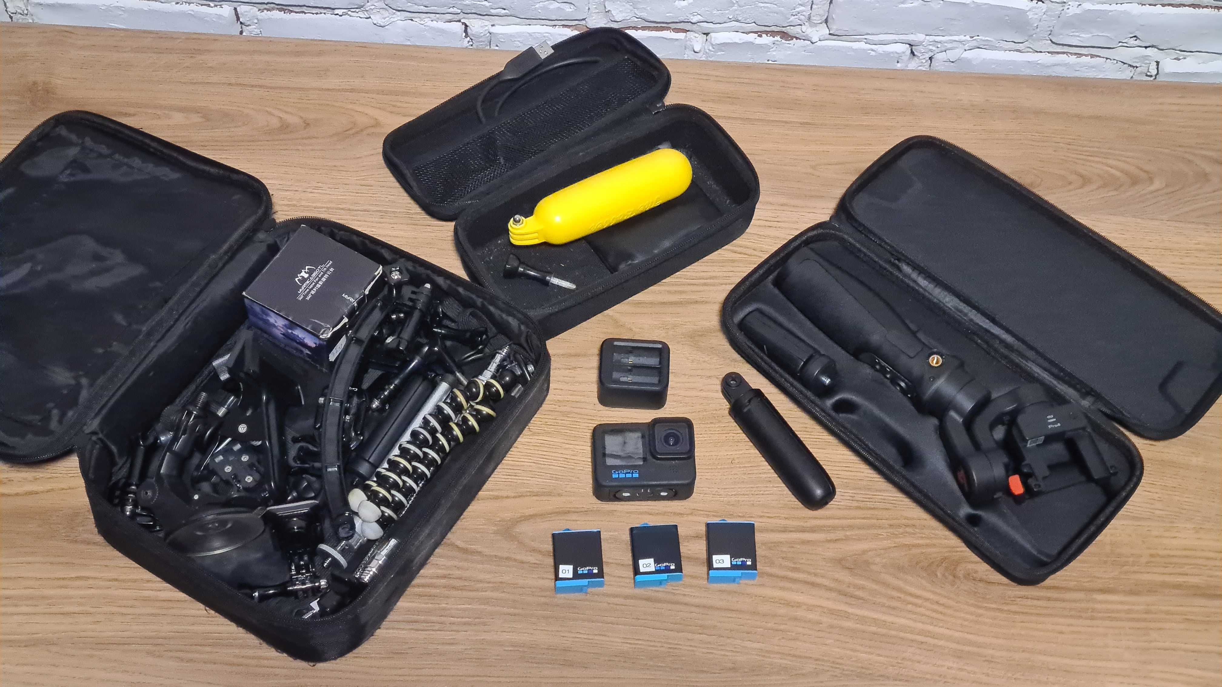 GoPro Hero 10 Black bundle cu 3 baterii si accesorii + Gimbal cadou