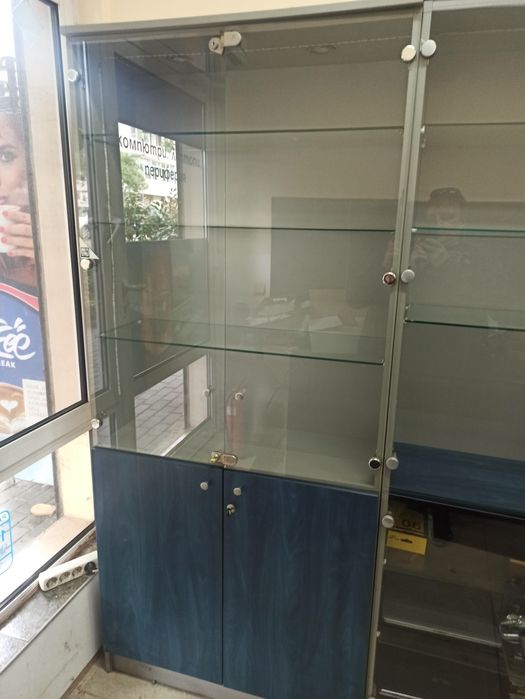 Продавам стъклени витрини