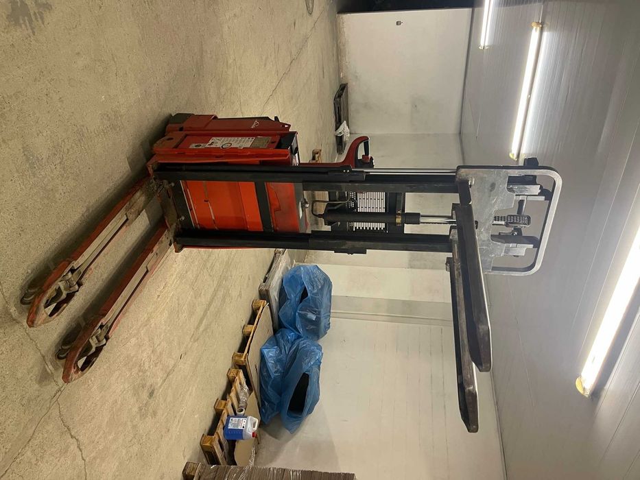 Linde L-12 Стакер