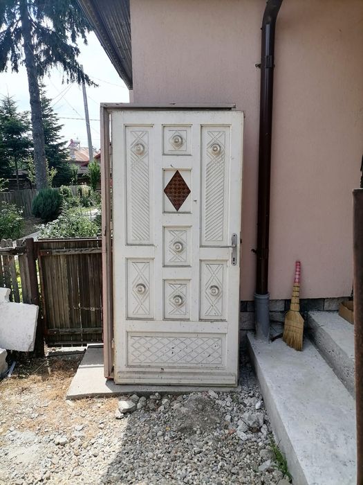 Uși de lemn cu toc