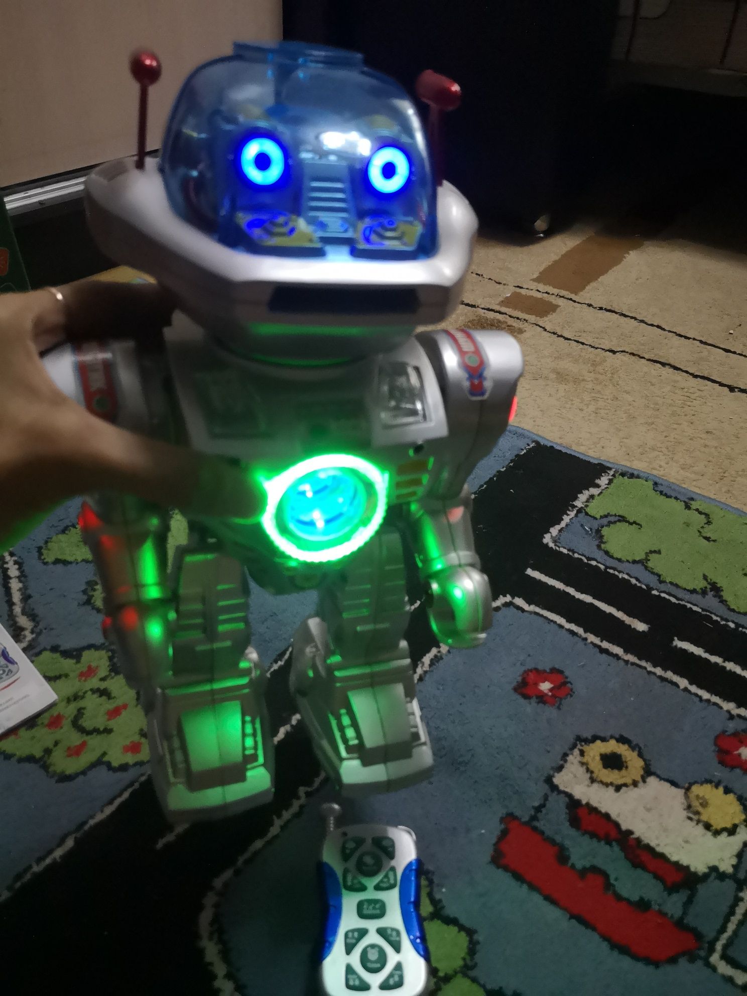 Робот, управление голосовое и от пульта