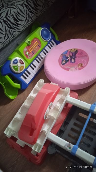 Почти даром. Кухня. Стол и синтезатор.