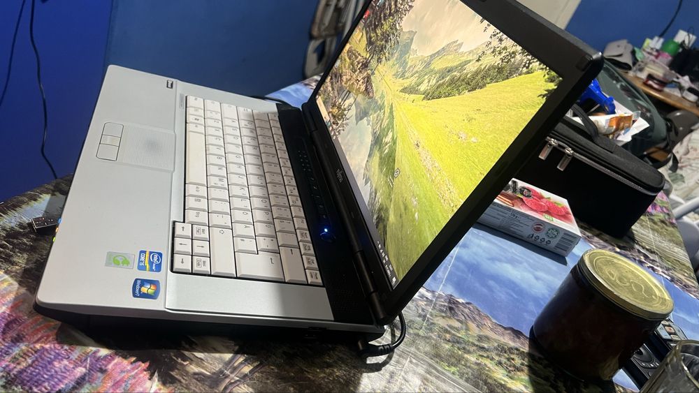 Лаптоп Fujitsu 15,6’’ с преносима чанта в
