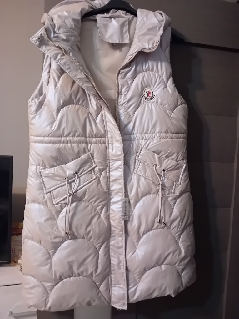 Vând vesta nou cu eticheta!
