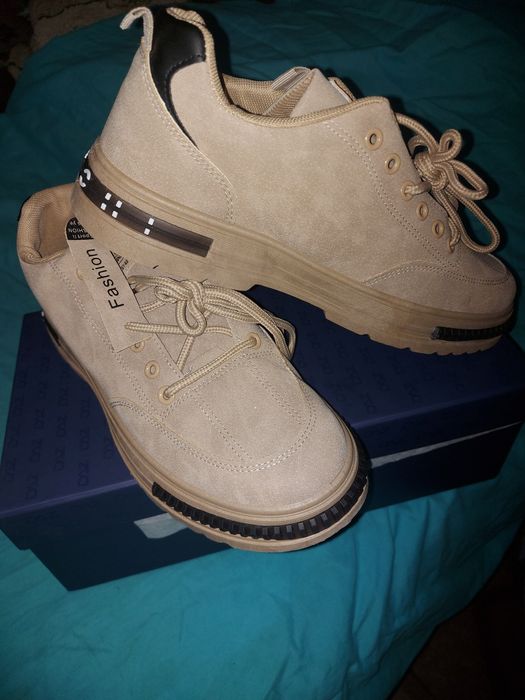 Кроссовки новые демисезонные