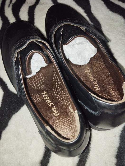 Pantofi noi de piele nr. 40