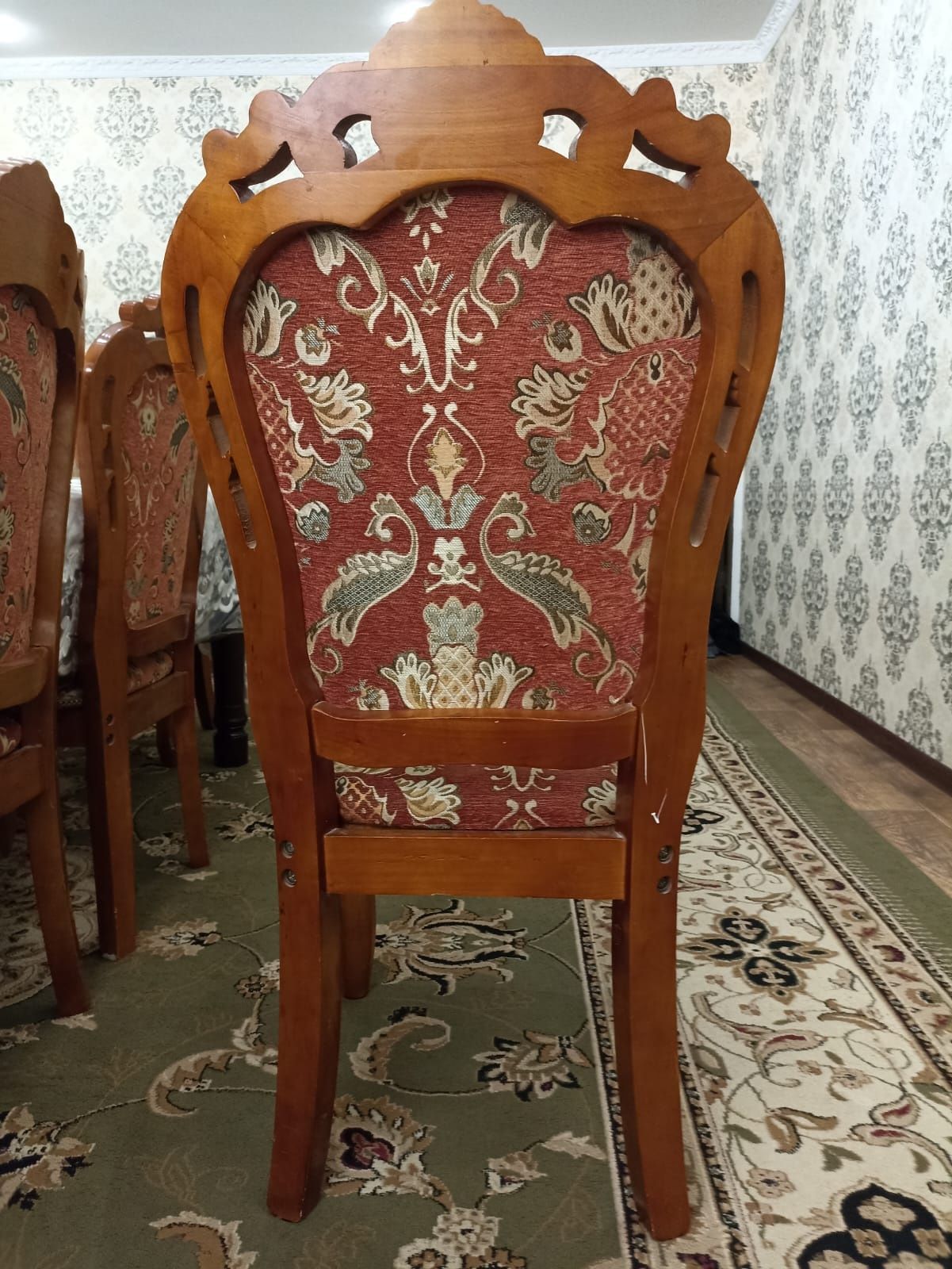 Продается стол со стульями
