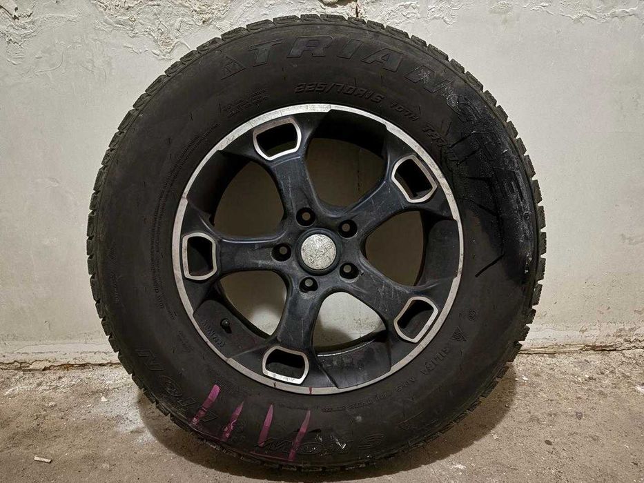 Зимних шин с дисками TRIANGLE 225/70 R16 (в отличном состоянии)