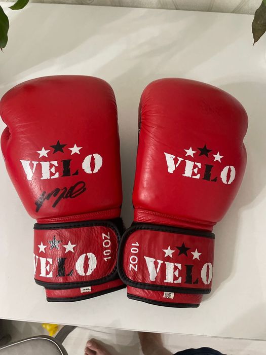 Боксёрские перчатки красные 10унций