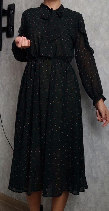 Платье тёмно-зелённого цвета