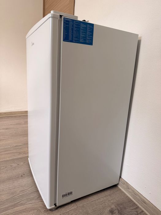 Малък хладилник Midea