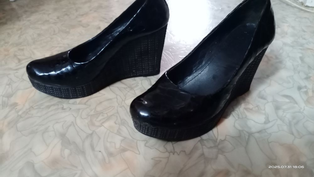 Туфли женские лакированные. На высокой платформе.