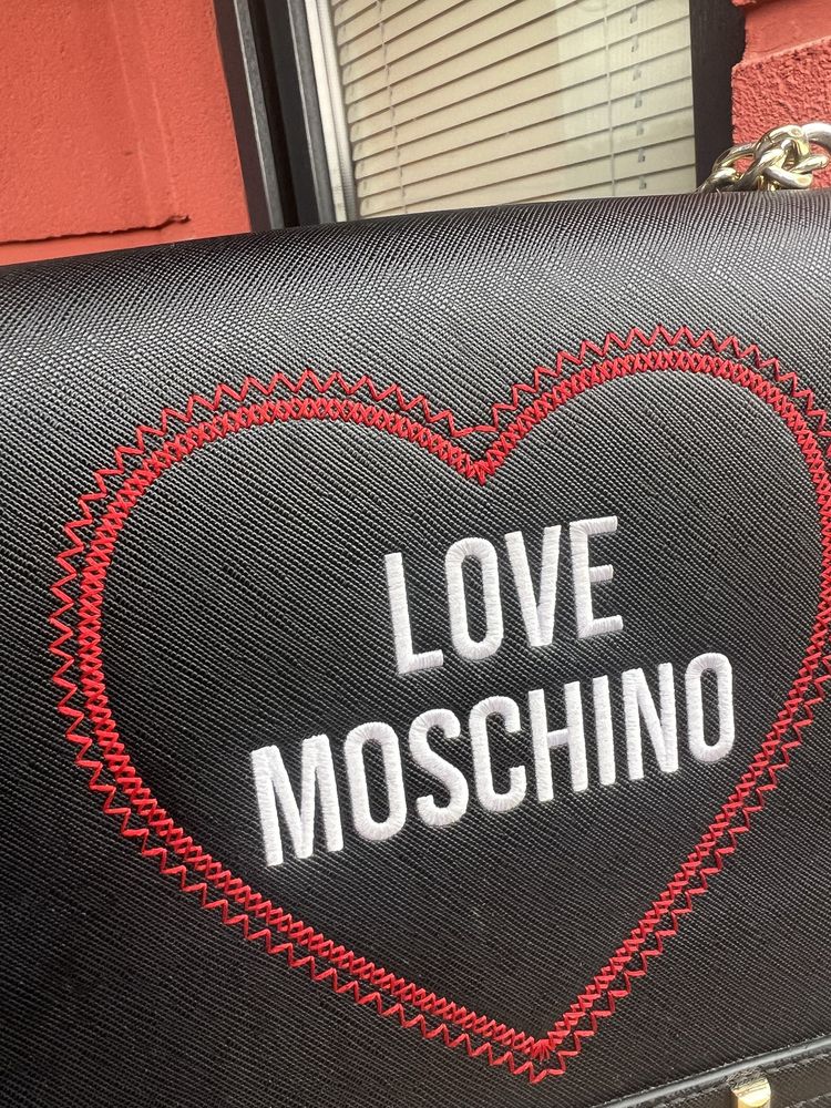 Оригинална Дамска чанта Love Moschino черна със сертификати