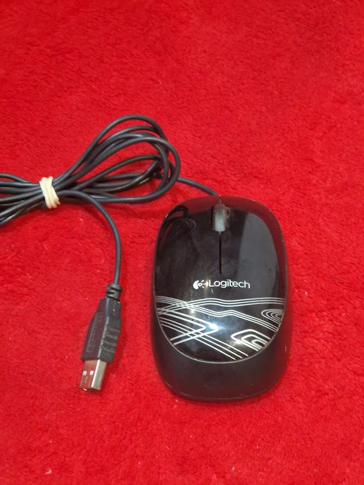 Mouse cu fir Logitech
