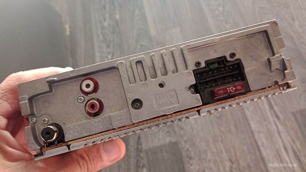 Vând CD player-auto Sony Xplode