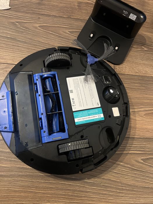 Aspirator robot eufy cu statie