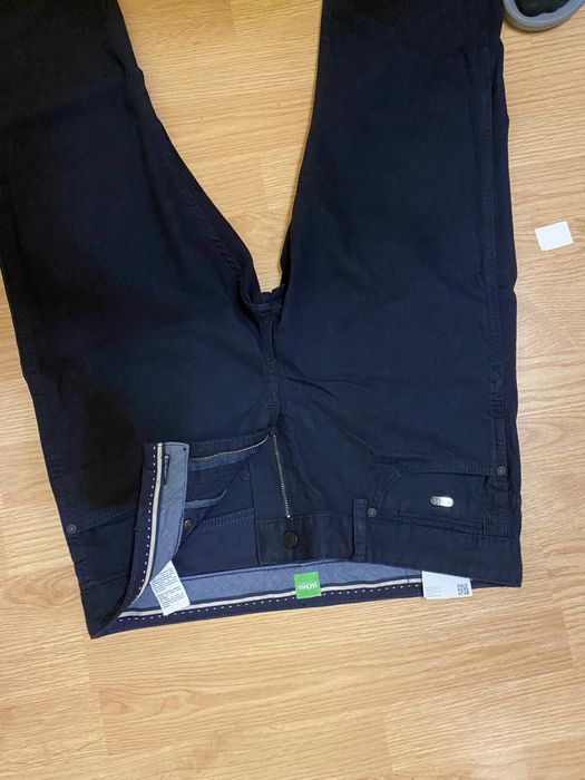 Vand pantaloni Boss marimea 42-44
