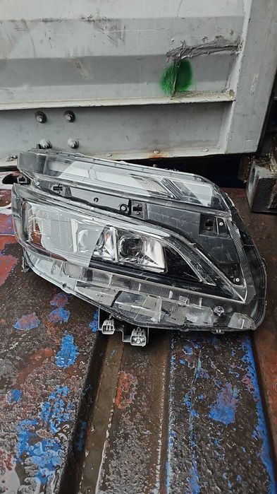 Правая фара на Toyota Voxy 2017 год