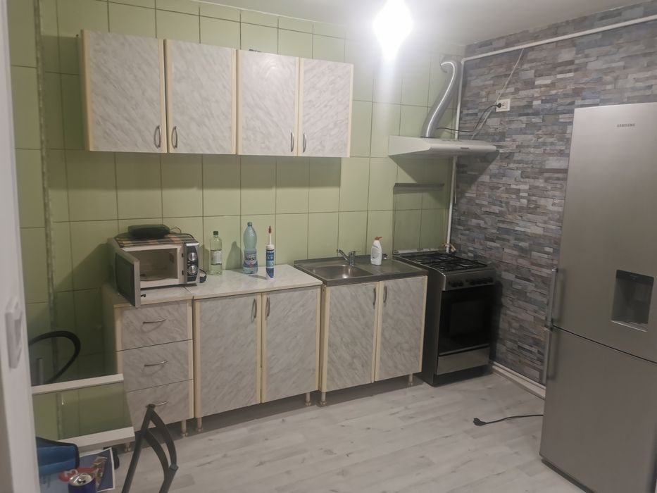 Inchiriez casa la curte