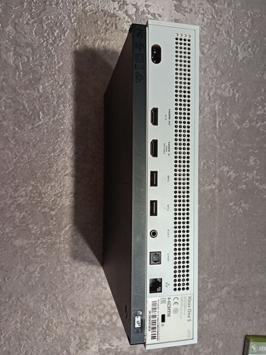 Xbox One S + Jocuri + 2 controlere
