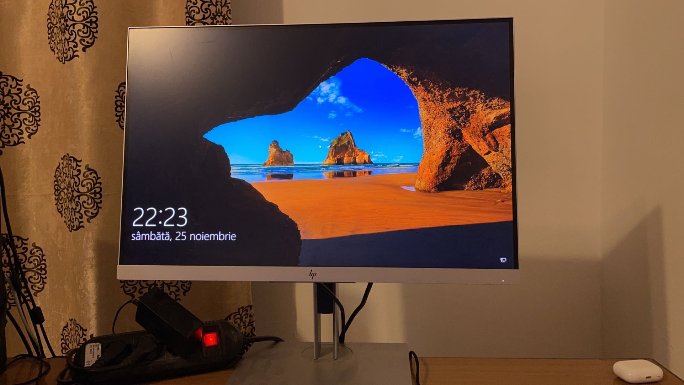 Vând Monitor Led HP Elite Display, Full HD, Display Port, HDMI, VGA.