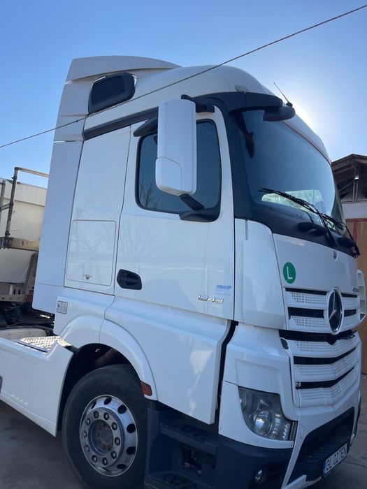 De vanzare ansamblu transport,cap tractor Mercedes si remorca Schmitz