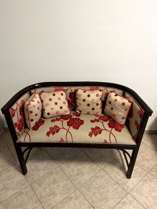 Сет диван, маса и 4 столчета