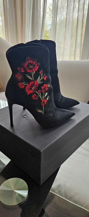 Черни боти естествен велур с бродерия.