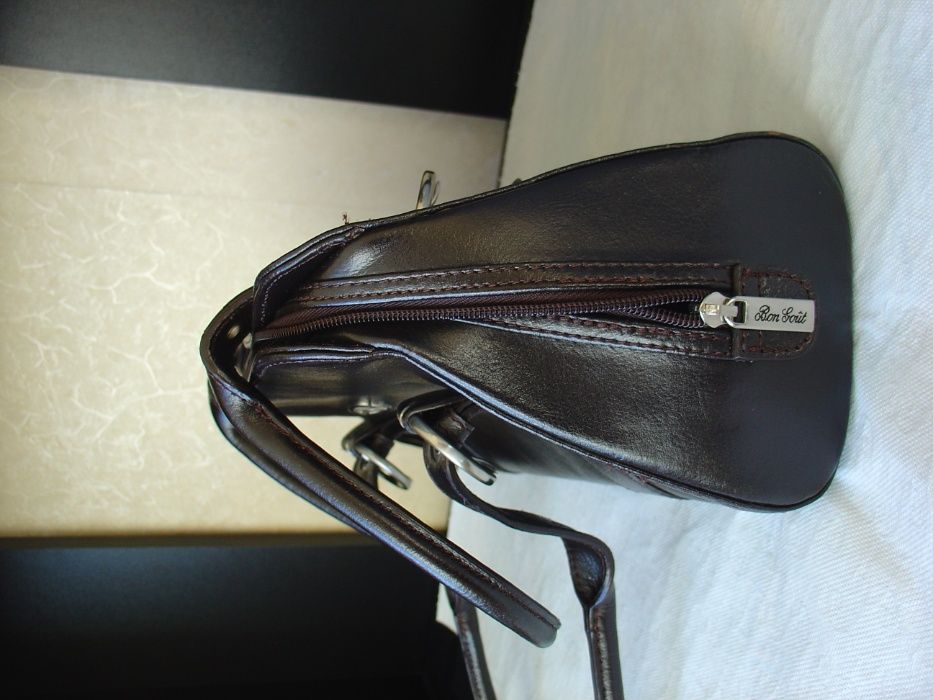 Vand geanta piele , culoare maro, marca Bon Gout