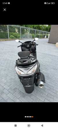 Vând Yamaha Majestic 400 anul 2009 recent adus 15000km