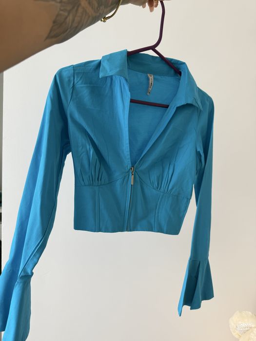 Стилна дамска ризс с V образно деколте .