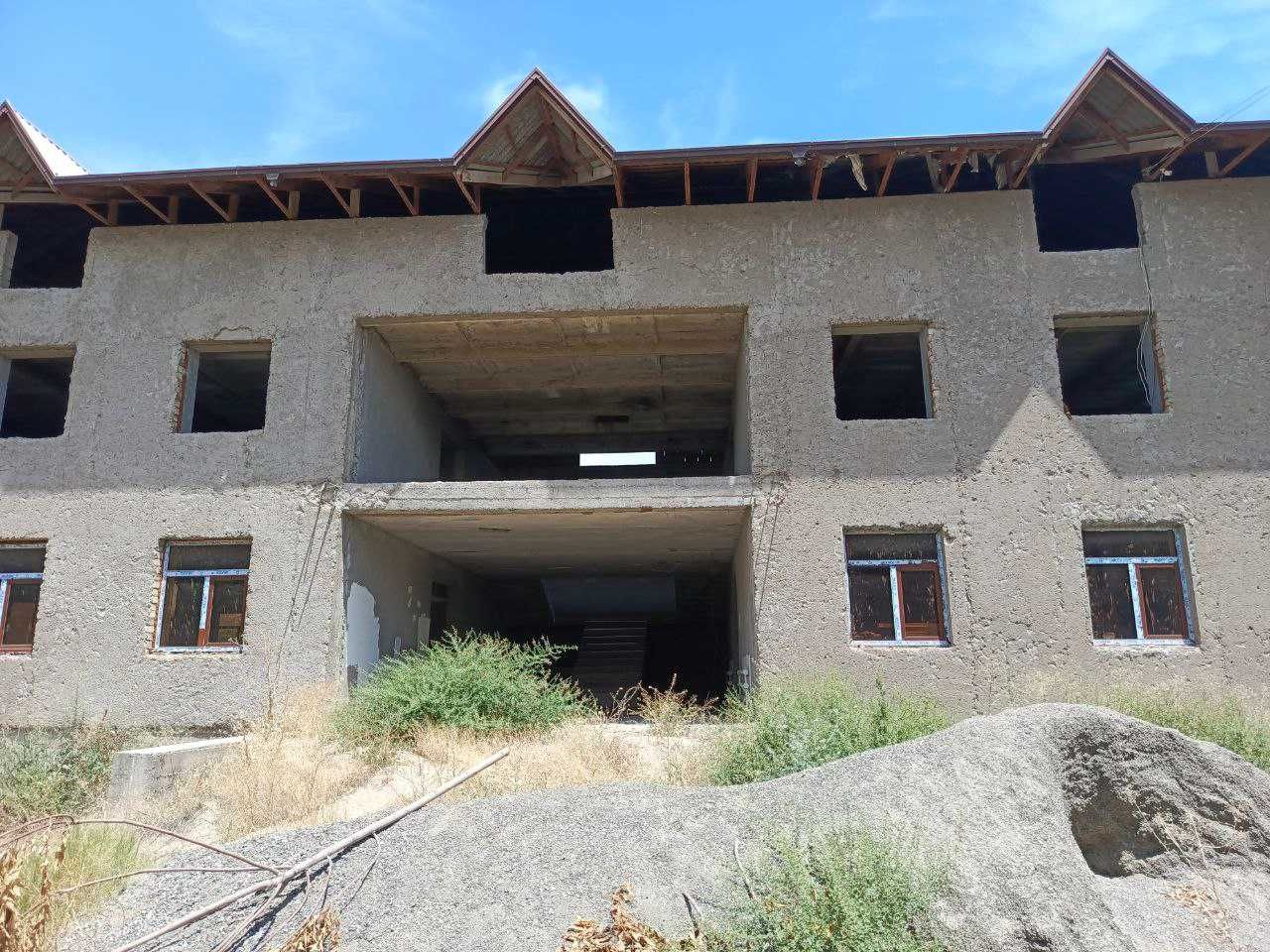 Jizzaxda Bolalar klinikasi binosi bo`lib to`lash sharti bilan sotiladi