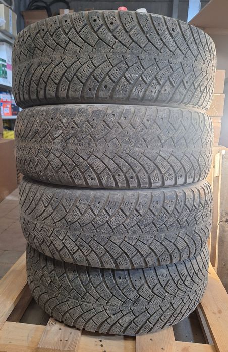 Продам зимнию резину 215/60 R16
