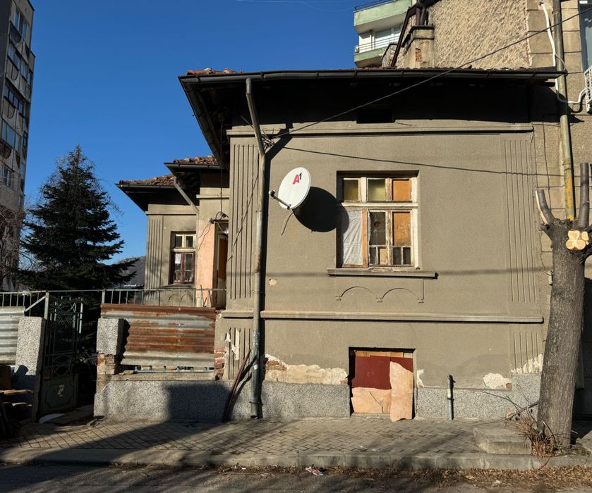 Продавам къща в гр Дупница срещу  Лефтеровата болница  парцела е250 кв