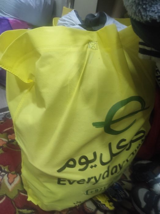 Игрушки и одежда.