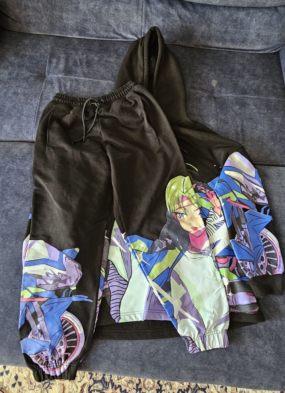 Billie Eilish merch-hanorac si pantaloni