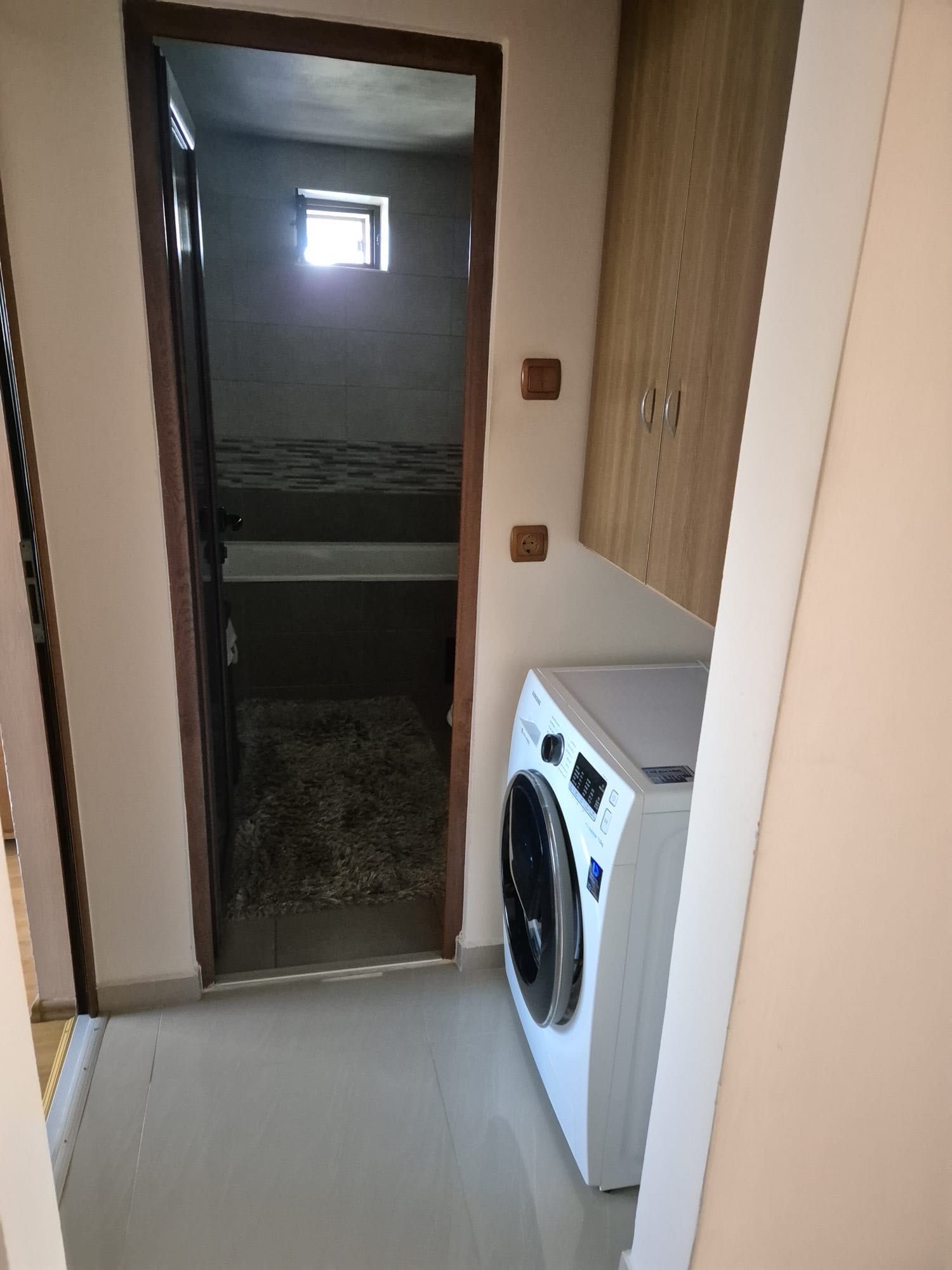 Vând apartament cu trei camere pe strada Clujului