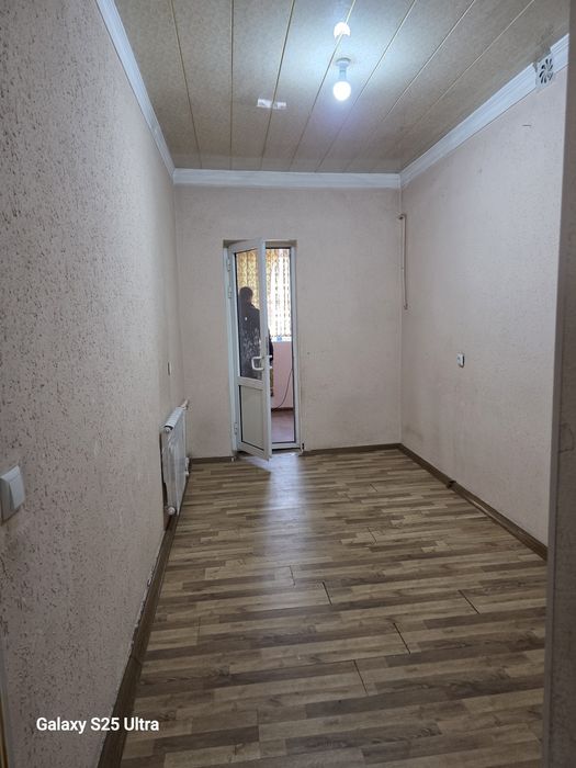 Асака банк аптекани тепаси 2 хона 70 квадират шароитлари яхши исик