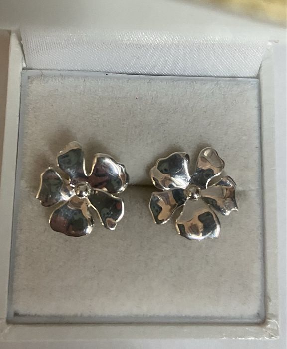 Cercei din argint in forma de floare