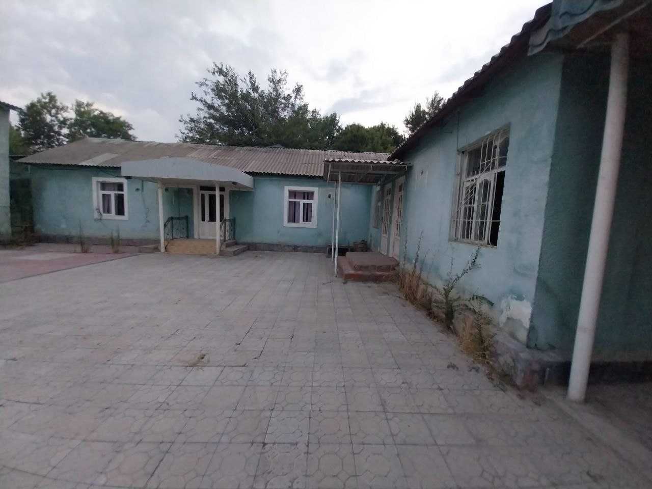 Yangiyer shahrida omborxona binosi bolib tolash sharti bilan sotiladi