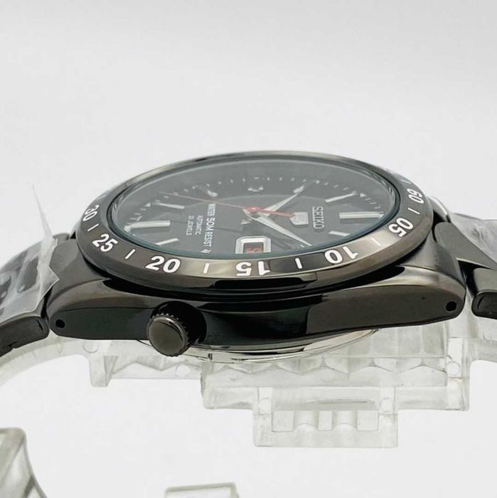 Автоматен часовник Seiko 5 със стоманен корпус и черен циферблат