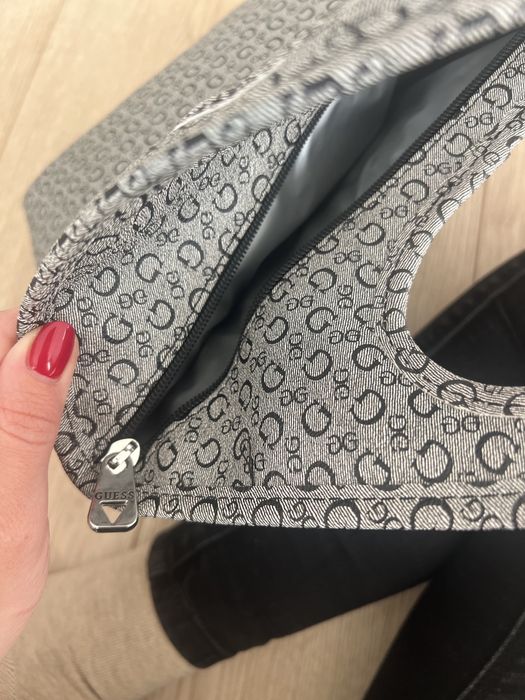 Оригинална чанта guess